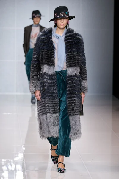 Look 10